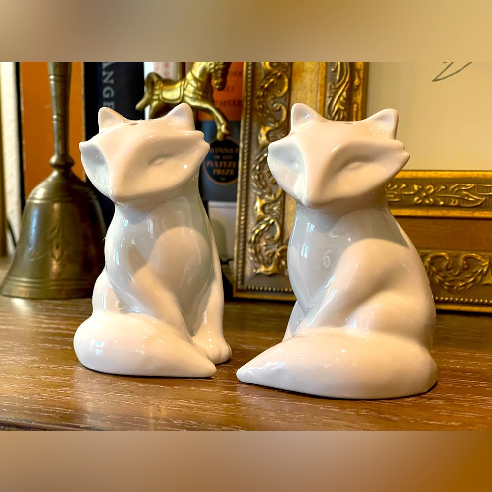 Fox Salt & Pepper Shakers white ceramic. Each fox is Approximately 2”x 3.5”. - Picture 4 of 7